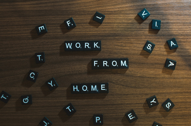 Piezas de dominó formando las palabras "Work From Home"