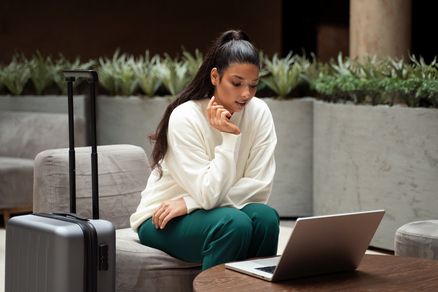 Nómada digital trabajando desde un espacio de coworking en una ciudad