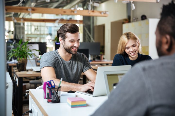 Equipo de empresa trabajando en un espacio de coworking moderno en Madrid como alternativa al alquiler de oficina tradicional