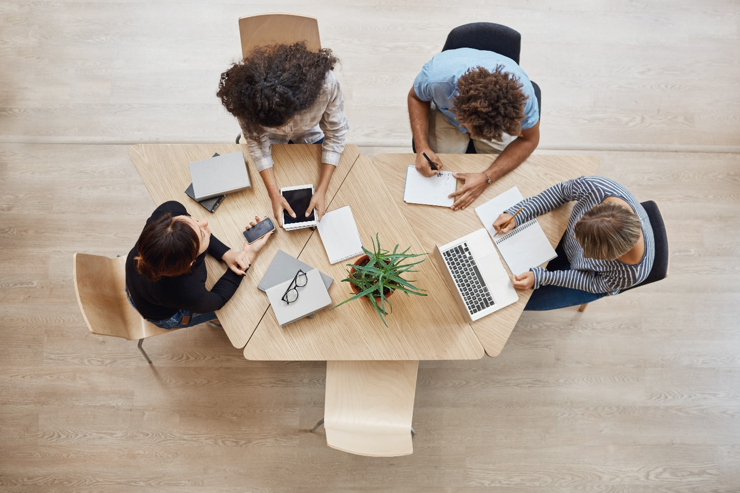 espacio de coworking moderno, con zonas de trabajo, salas de reuniones y áreas comunes