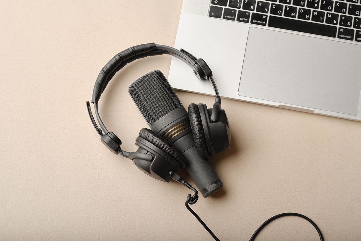 Estudio de grabación para podcasts con micrófono, auriculares y tratamiento acústico.